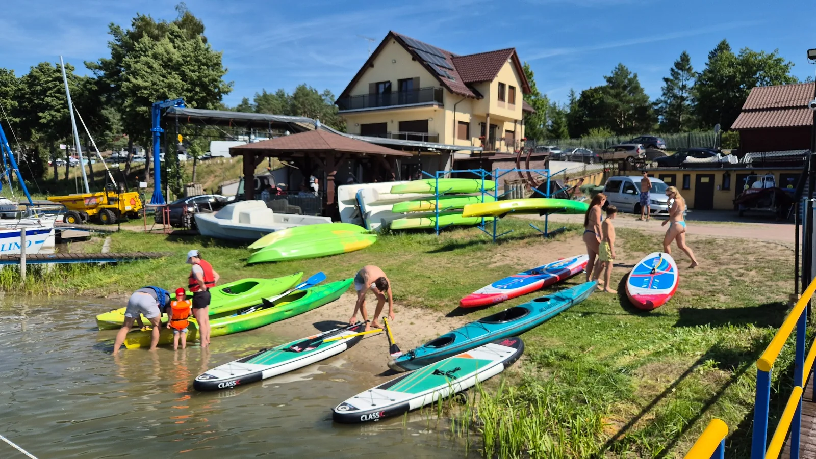 Kajaki i deski SUP przy przystani